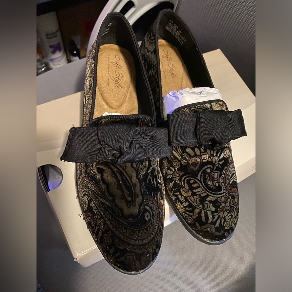 Soft Style Black Paisley Velvet Bow Loafers